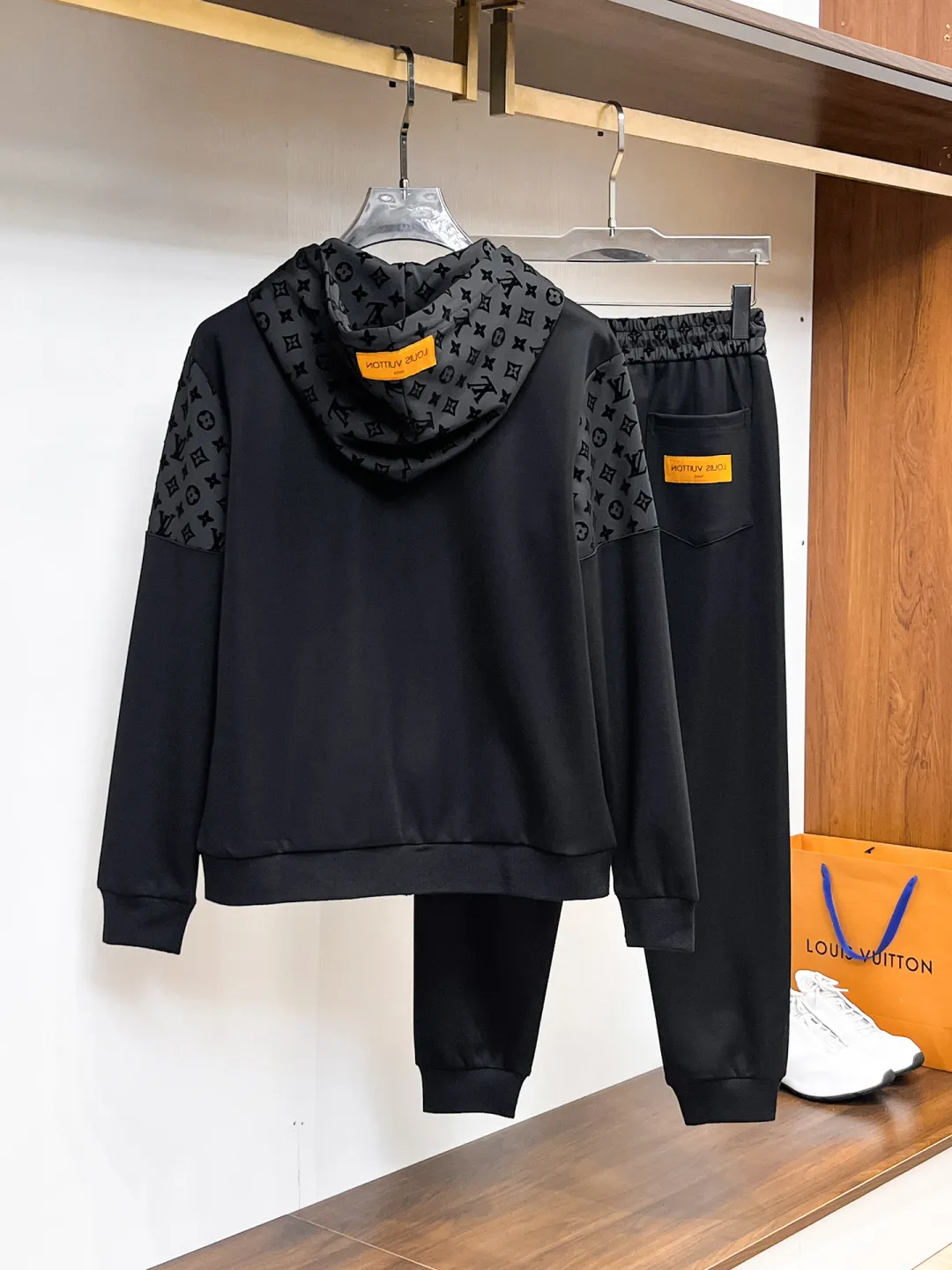 🅿️720 LV 2025 autumn and winter new counter casual suit, breathable, comfortable and casual! Full of high-end feel! The details are exquisite and high-end, and the workmanship is impeccable! The original high-end fabric is very high-end! The fabric is crisp, anti-wrinkle and wear-resistant, warm, neat and stylish. Everyone must buy a set this autumn and winter. They must look cool and handsome when wearing it. We specially recommend the size M-3XLC30